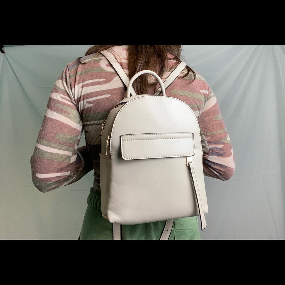 White, Mini backpack🤍🎒 - Picture 3 of 3